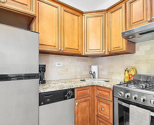 4th image of 200 E 36th St APT 9E