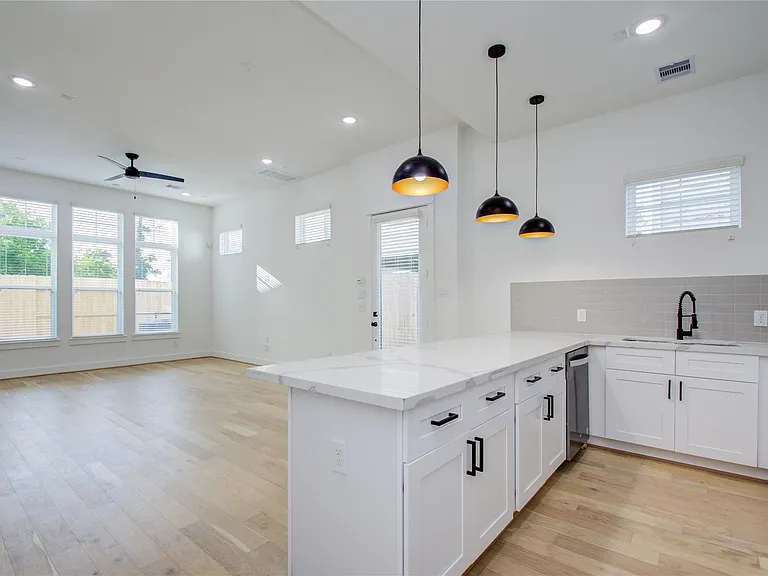 3206 Live Oak St — Photo 10