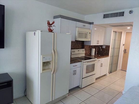4th image of 19201 N Collins Ave #1042