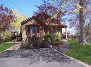 105 Cross Rd, Oakdale, NY 11769