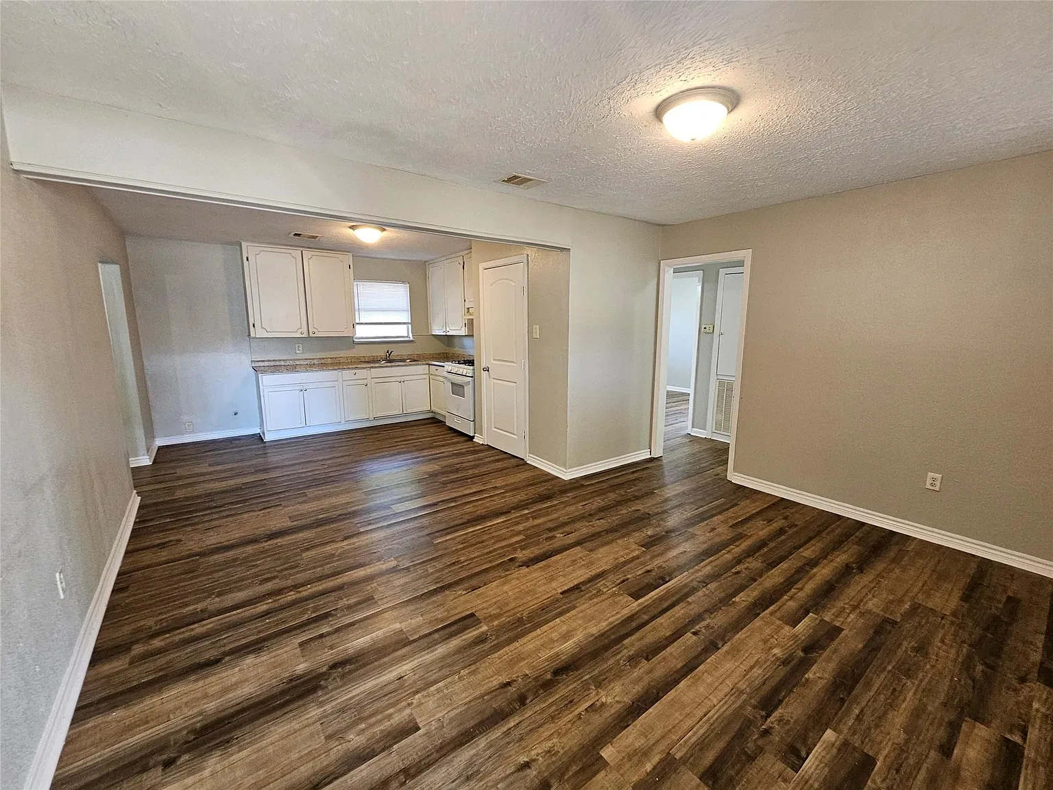 4 bed, 1.0 bath, 1128 sqft, $1,600 — Photo 3