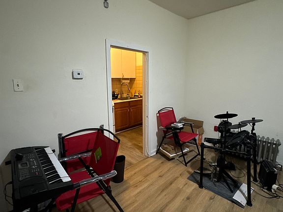 4th image of 4632 Woodland Ave #3R