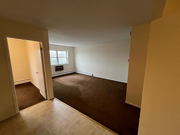 5th image of 2242 Steinway St #3