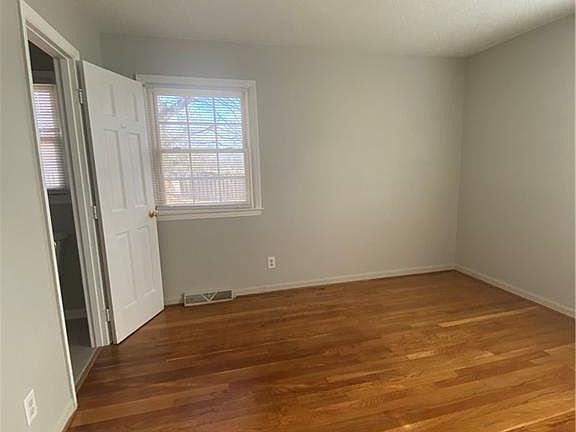 5th image of 3200 Sandburg Dr