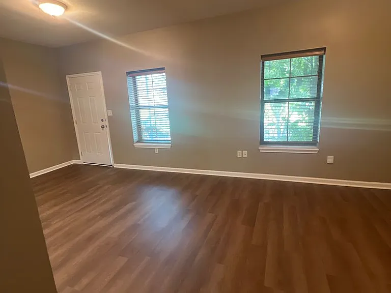 1605 W Common — Photo 5