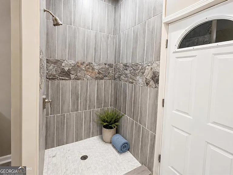 5589 River Rd #A — Photo 3