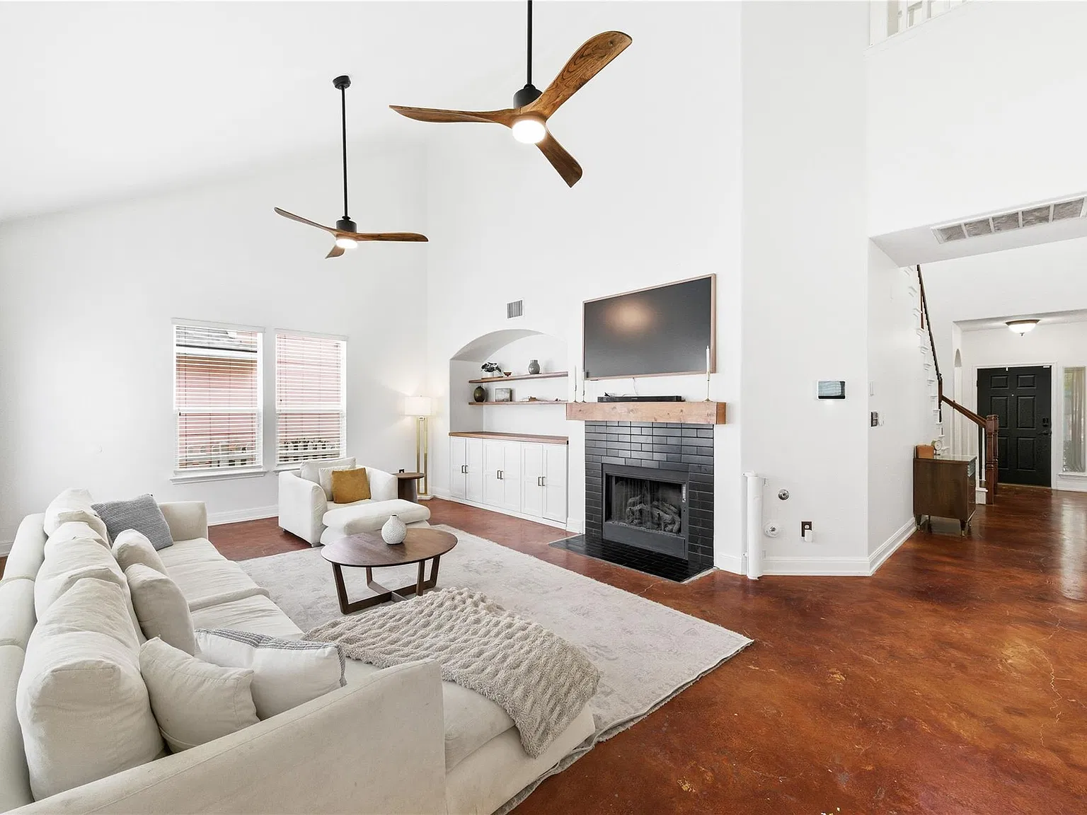 4 bed, 2.5 bath, 2722 sqft, $2,500 — Photo 3