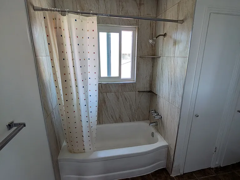2543 Robinson Ave #4 — Photo 9