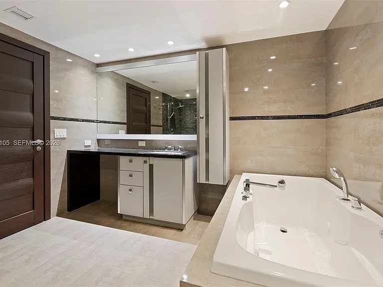 19216 Fisher Island Dr #19216 — Photo 31