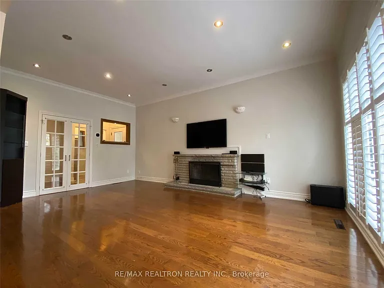 38 Bayberry Cres — Photo 3