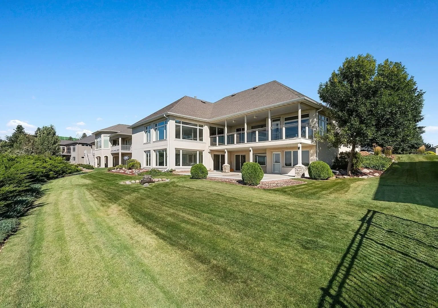 Spacious 6BR House in Bismarck — Photo 3