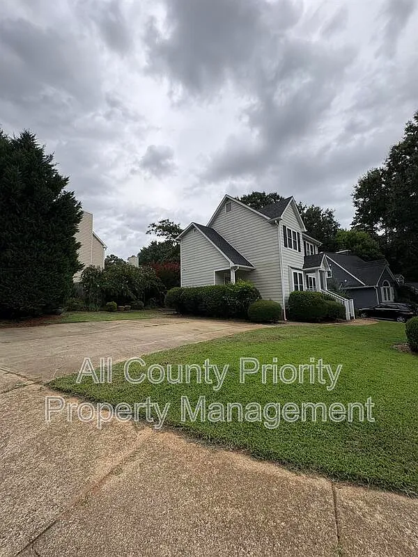 3 bed, 2.5 bath, $2,250 — Photo 2