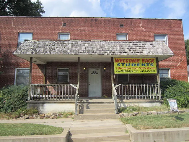 425 E. Grand & 933 S. Roanoke - Affordable, Convenient Off-Campus Housing!! — Photo 6
