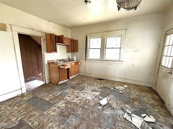 4th image of 812 E Vine St