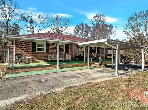 44 Tuttle Rd, Hendersonville, NC 28792
