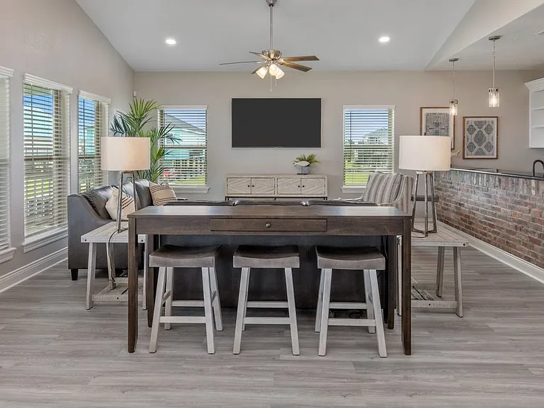 401 N Riverside Ct — Photo 3