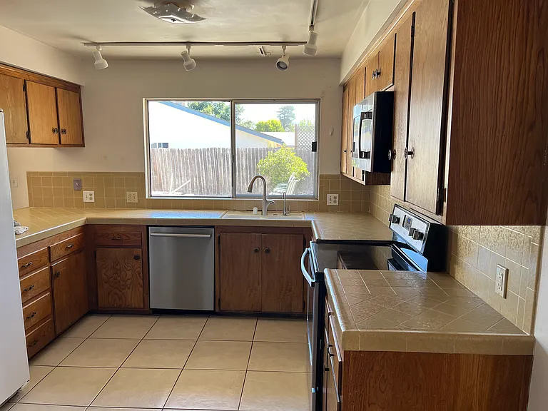 1773 Royal Way — Photo 7