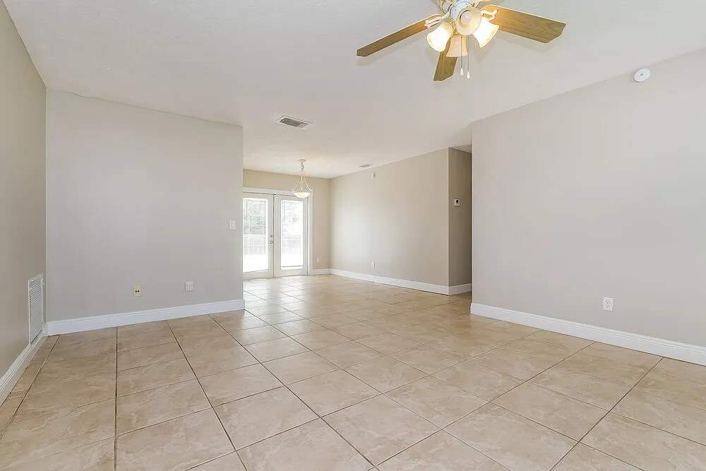 3 bed, 2.0 bath, 1131 sqft, $2,190 — Photo 4