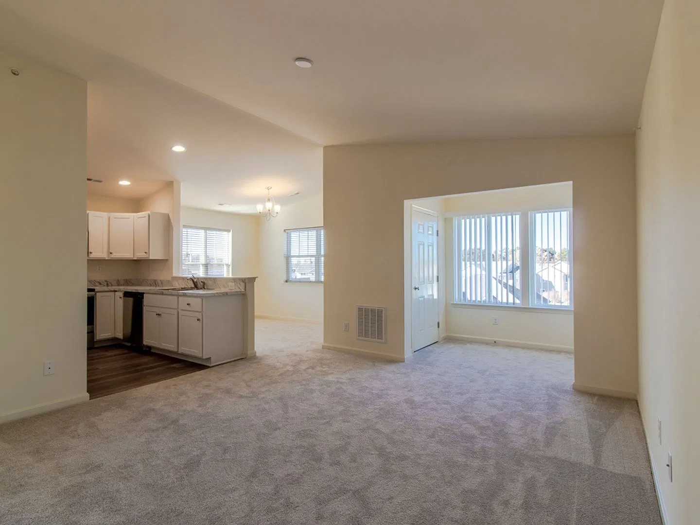 2 Bed 2 Bath Condo - Unfurnished - Long-Term Rental — Photo 3