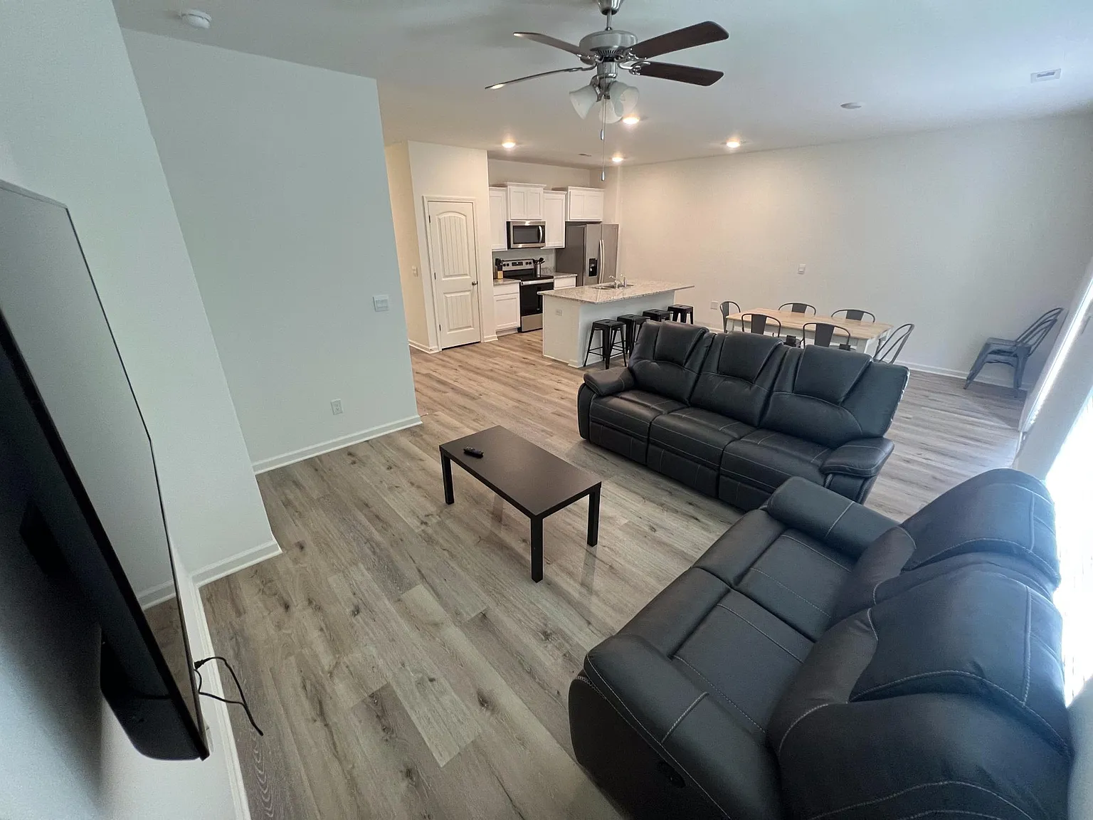 4 bed, 1497 sqft, $3,245 — Photo 2