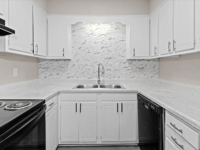 Chateau Apartments — Photo 15