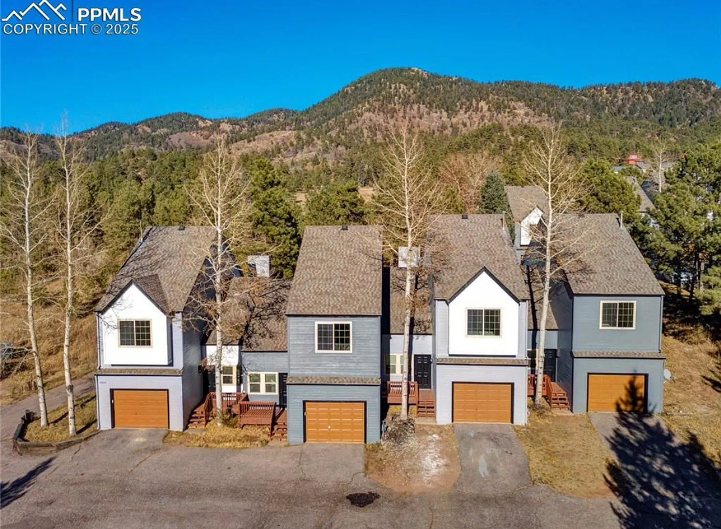 Renovated Green Mountain Falls Townhomes — Photo 2