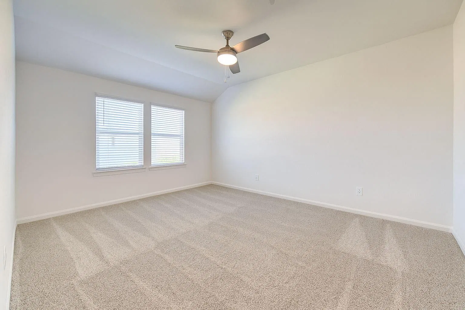 3 bed, 2.0 bath, 1488 sqft, $2,090 — Photo 4