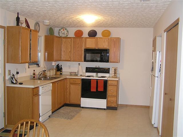 2nd image of 2981 Seeger St