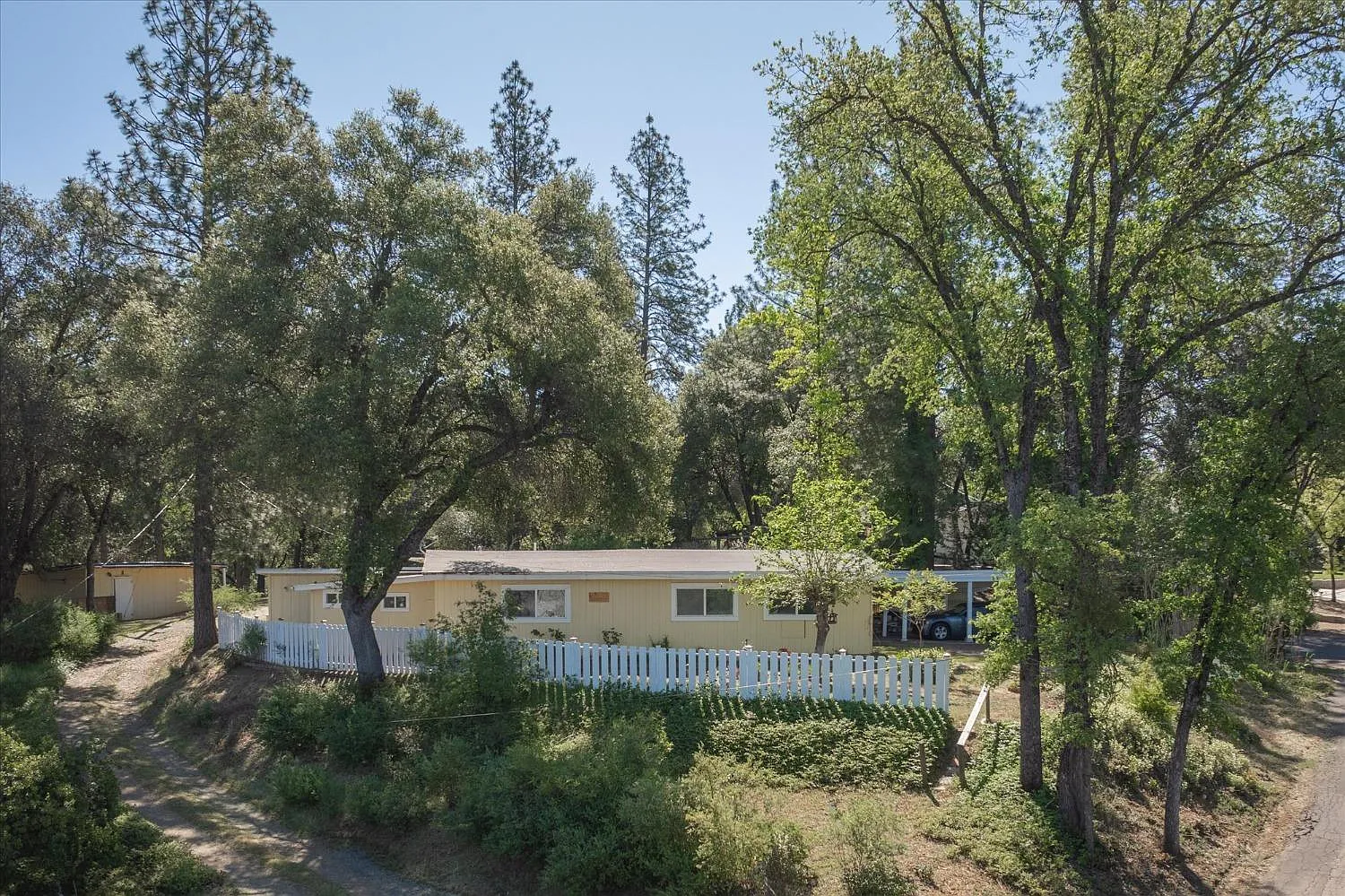 225 Watkins St photo 1