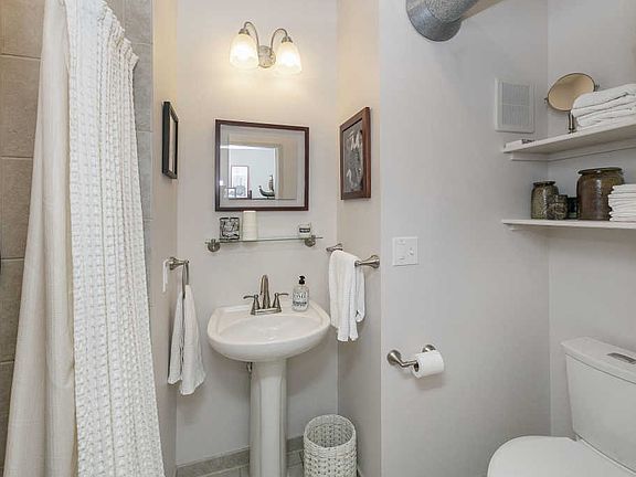 4th image of 440 Walnut St Unit 404