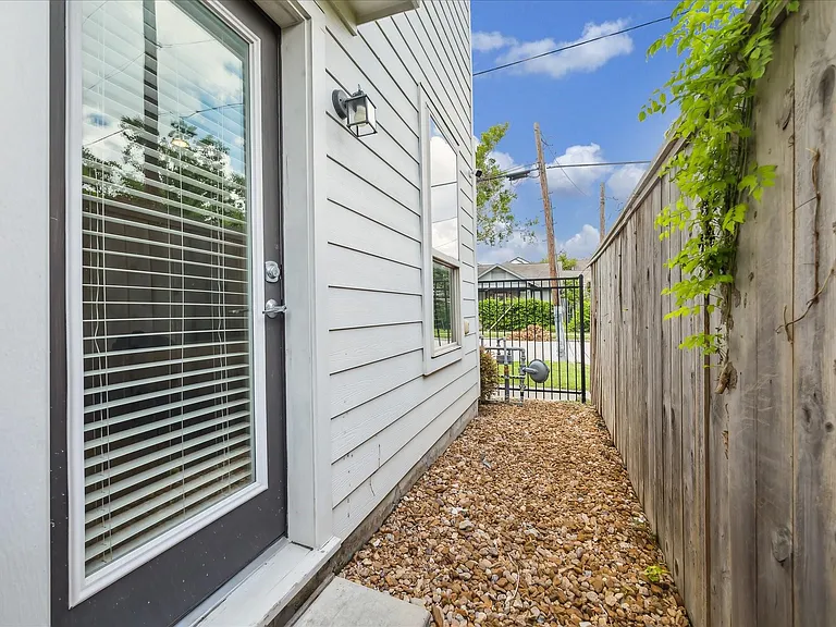 1412 Cleburne St — Photo 30