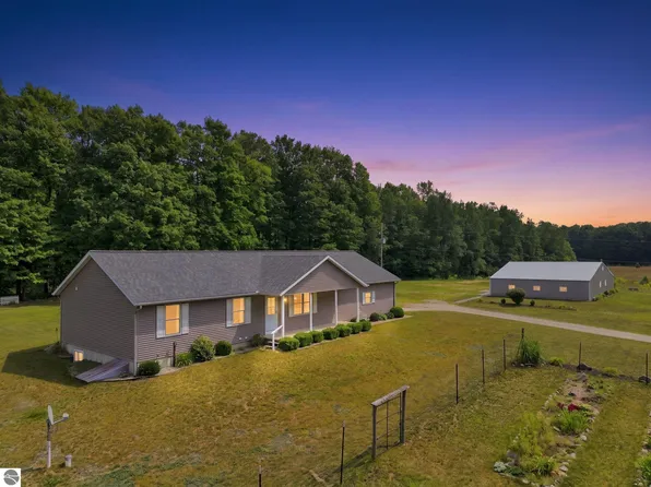 275 S 35th Rd, Cadillac, MI 49601