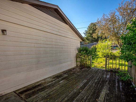 4th image of 520 Sunnyside Ln