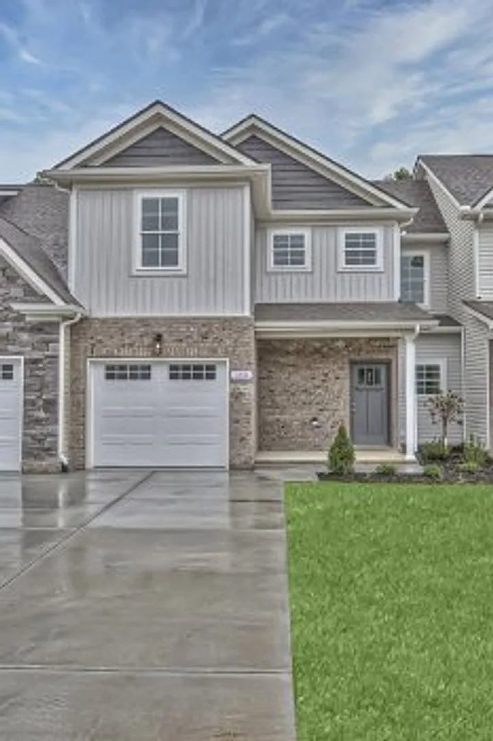 Beautiful Like New 3 Bed 2.5 Bath Townhome In Manchester! — Photo 4