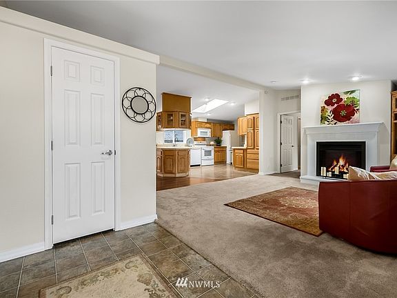 Entry way of the home is so open and inviting! 