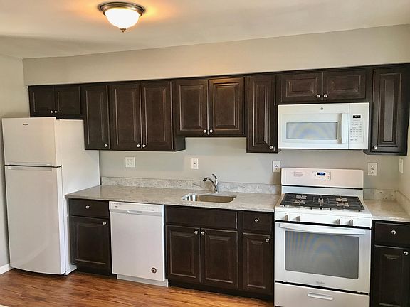 Brand new kitchen new appliances new laminate floors