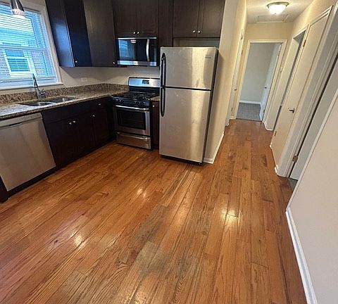 2nd image of 115 W Ash St #3
