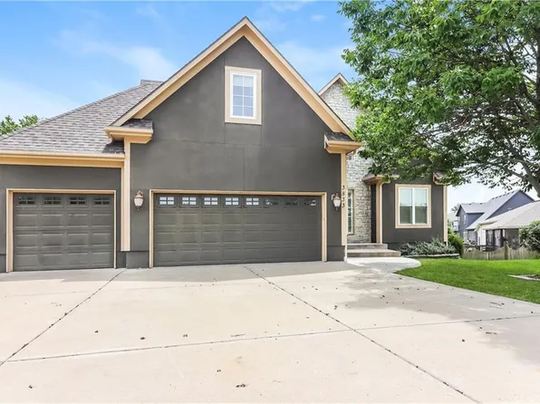 3833 SW Briarwood Cir, Lees Summit, MO 64082