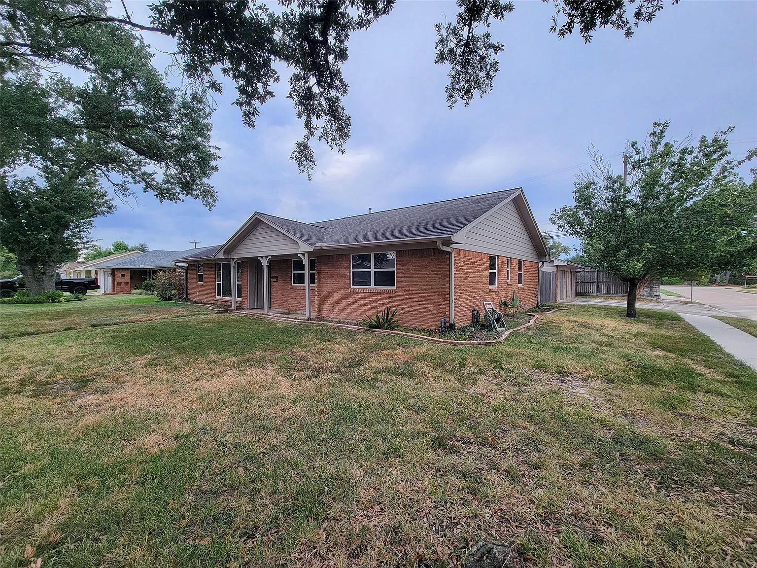3 bed, 2.0 bath, 1689 sqft, $3,200 — Photo 2