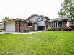 607 E Hackberry Ln, Mount Prospect, IL 60056