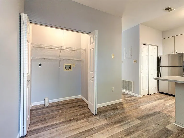 443 N Sarah St — Photo 5