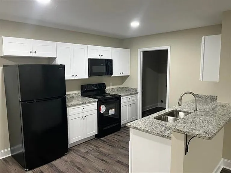 198 Pond View Dr — Photo 3