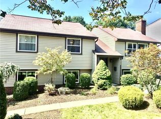1042 Gatewood Dr, Bethel Park, PA 15102