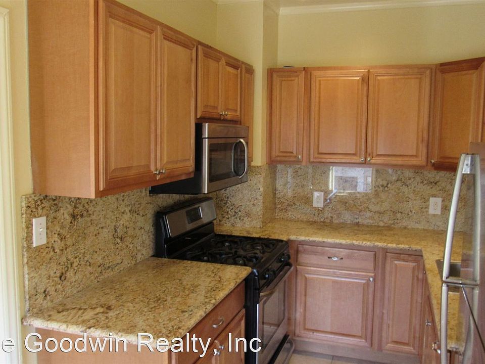 1st image of 3130 Broderick St #203