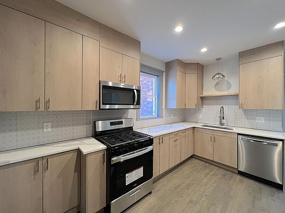 2nd image of 5166 Iroquois St