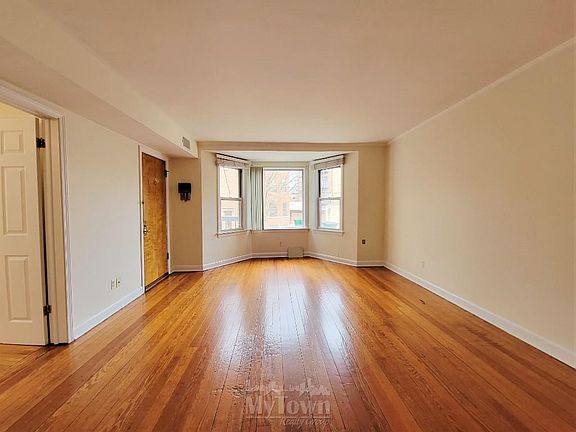 5th image of 2121 W Berteau Ave APT 1