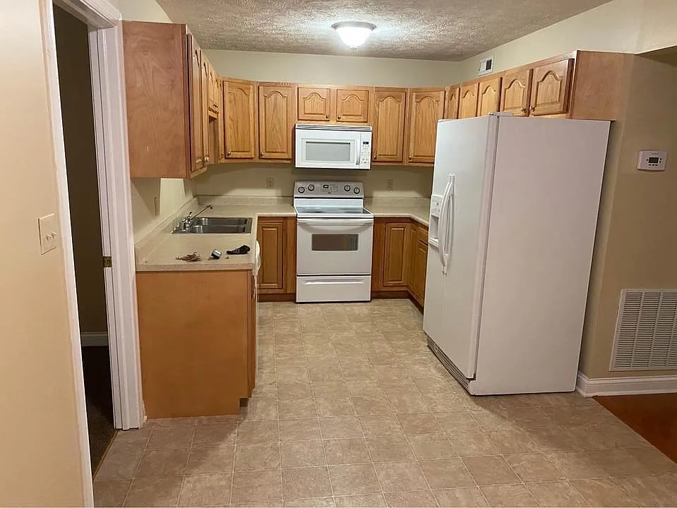 3 bed, 2.5 bath, 1360 sqft, $1,000 — Photo 4