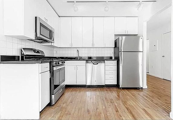 3rd image of 190 E 7th St APT 419