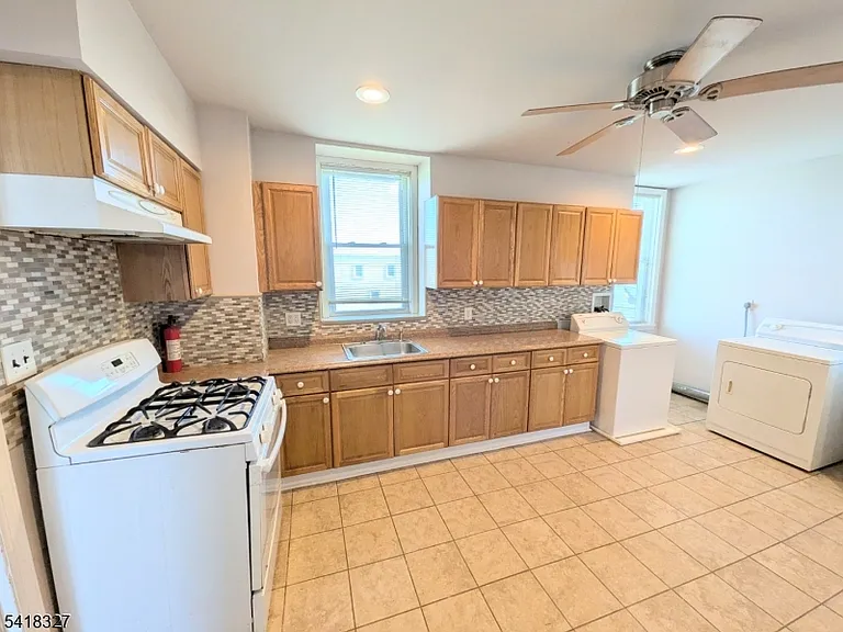 239 Union Blvd — Photo 7