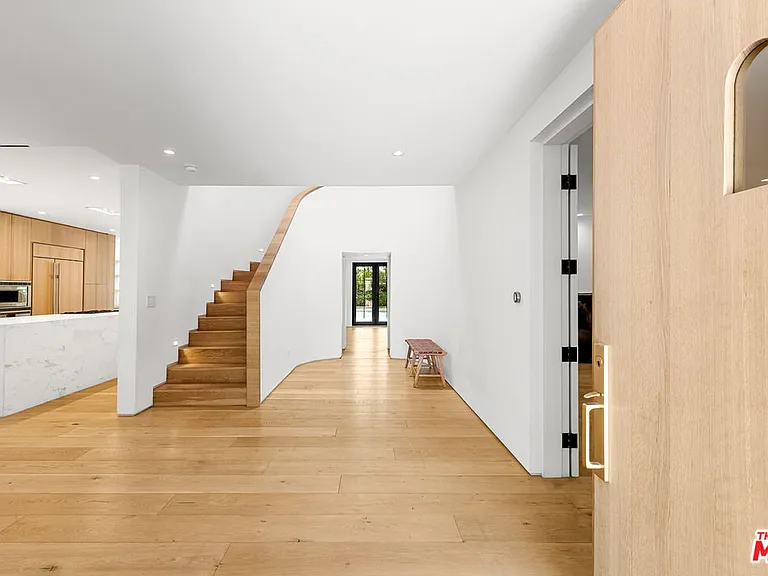 1001 Hanover Dr — Photo 4